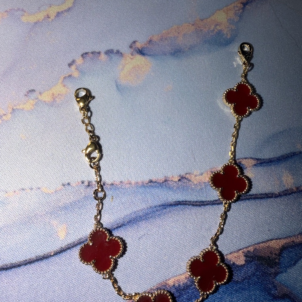 Gold-Tone Bracelet with Red Clover Motifs - Picture 6 of 9